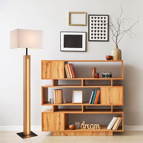 Lampadaire LED TREE en m&eacute;tal noir et bois clair &ndash; Image 1