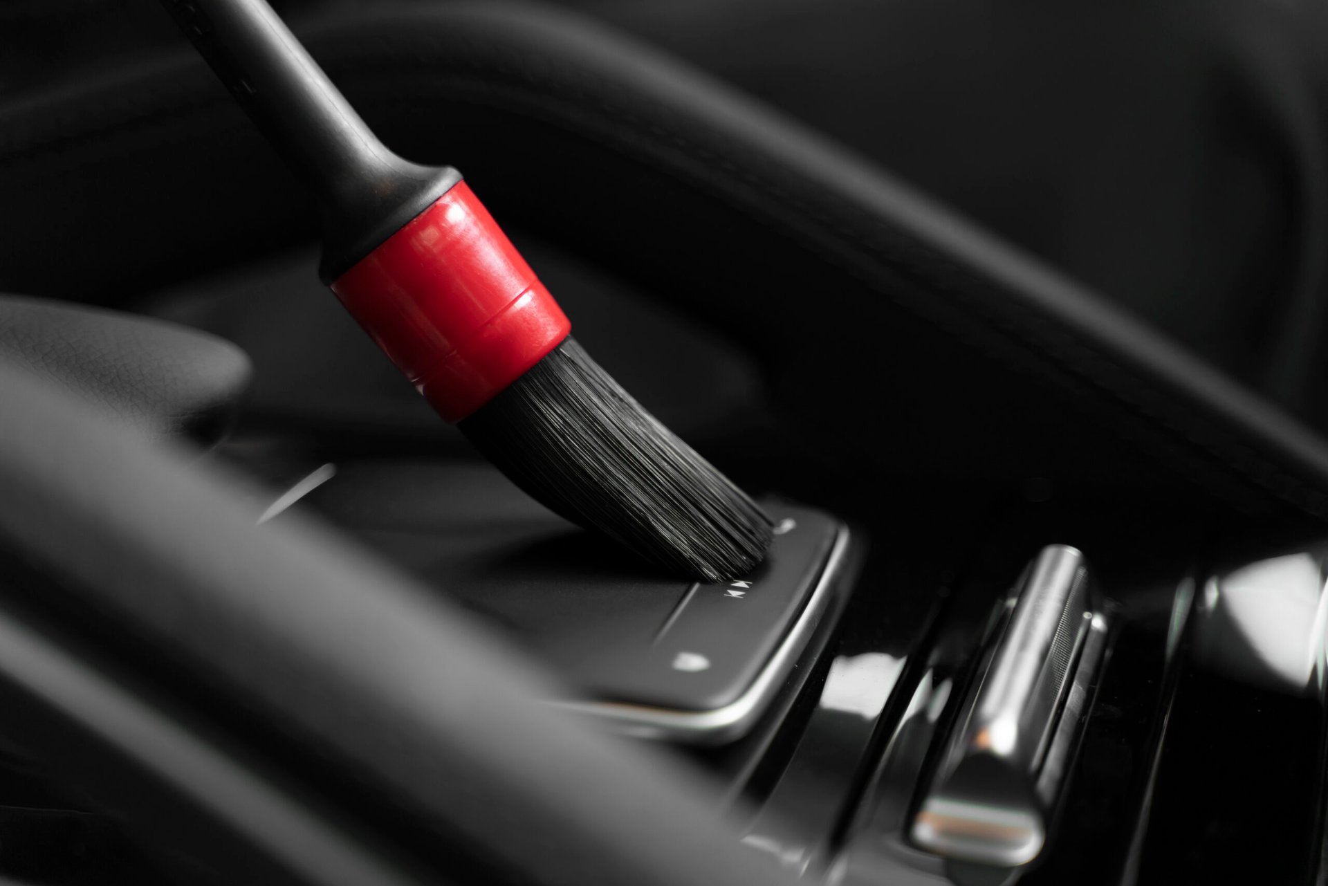 Lavage intérieur du tableau de bord au pinceau