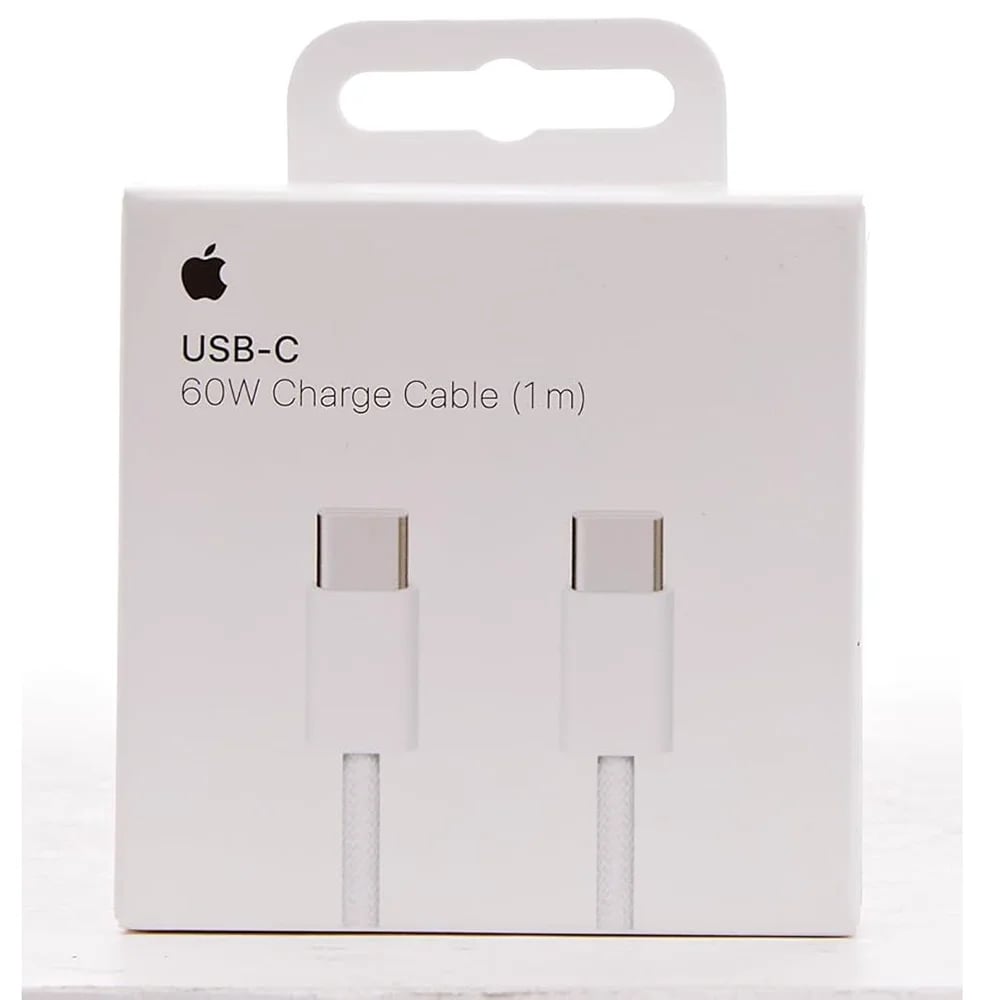 En vit låda med en Apple USB-C 60W laddningskabel (1 meter), med en bild av kabeln och USB-C-kontakterna på framsidan och en upphängningsflik upptill. En vit låda med en Apple USB-C 60W laddningskabel (1 meter), med en bild av kabeln och USB-C-kontakterna på framsidan och en upphängningsflik upptill.