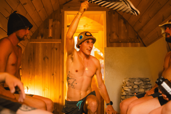 Udendørs sauna på Banegaarden i smukke omgivelser i København Deltagere nyder saunagus-session med aromaterapi og æteriske olier