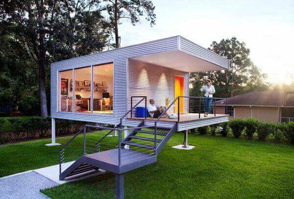 Casa modulara din container cu acoperis intr-o panta