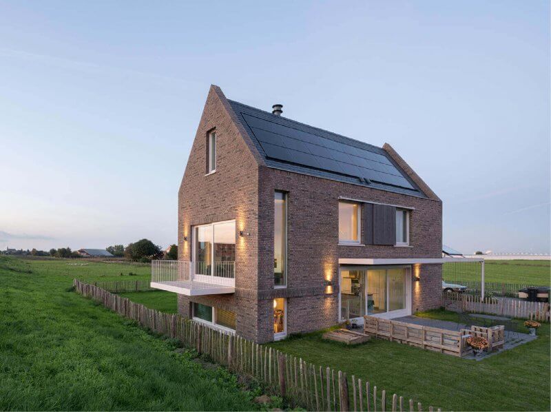 Acoperis in 2 pante cu panouri sau baterii solare