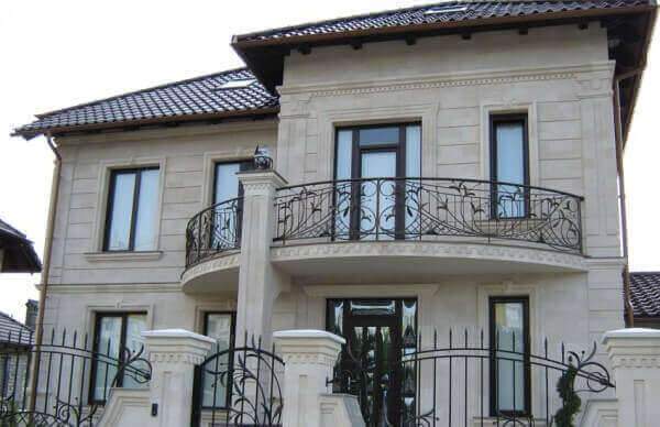 Fatada placată cu piatră naturală din calcar