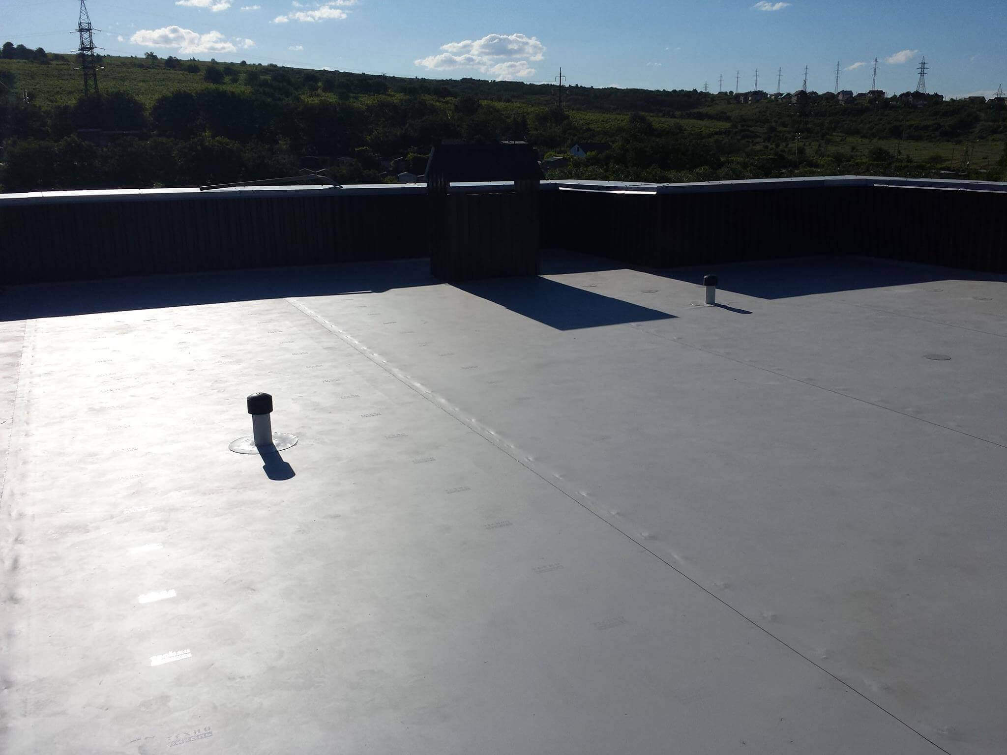 Hidroizolație acoperiș cu parapeturi cu Membrana PVC de culoare albă