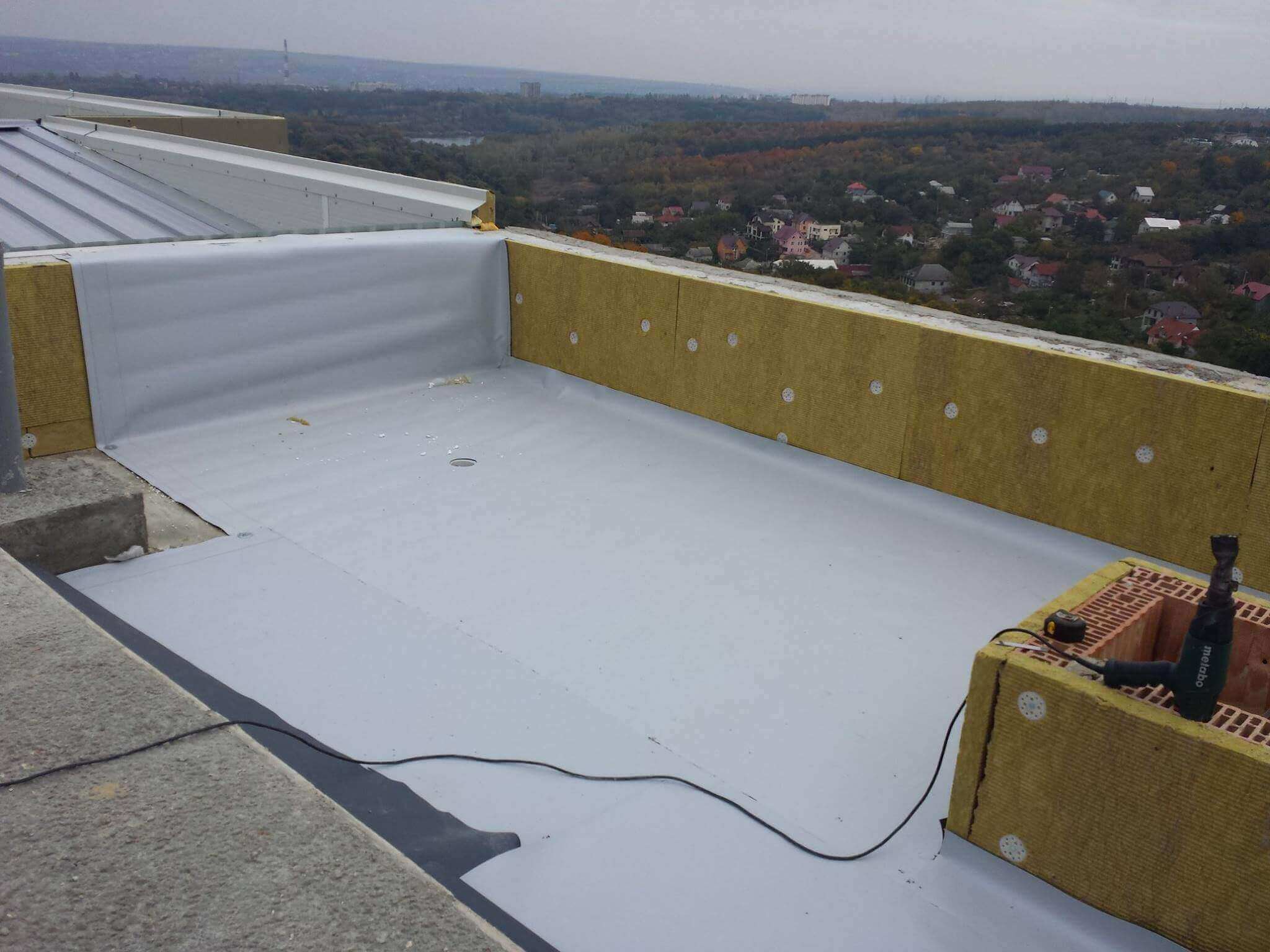 Hidroizolație cu membrane PVC si termoizolație din vata minerală bazaltică