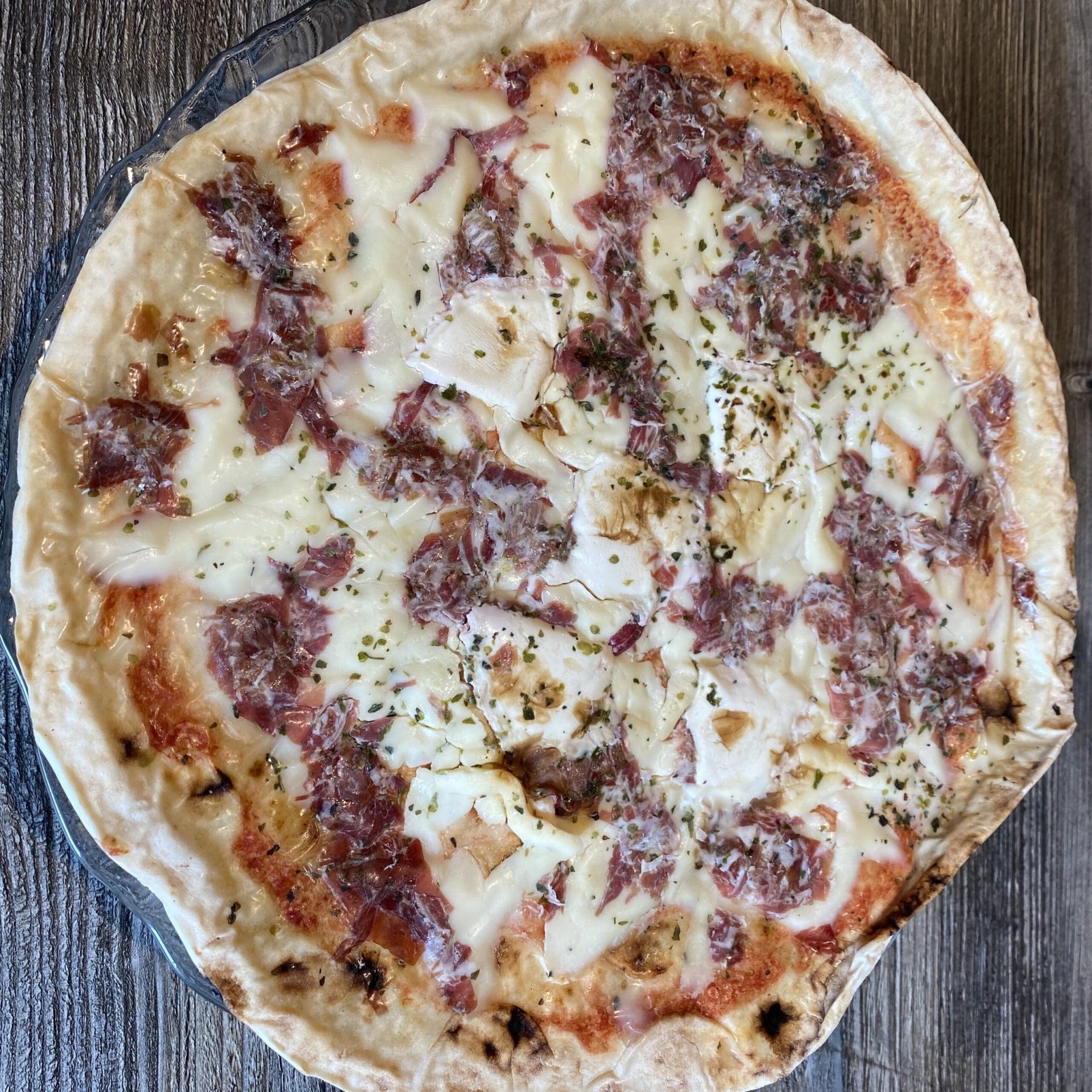 Pizza virutas de ibérico y queso de cabra
