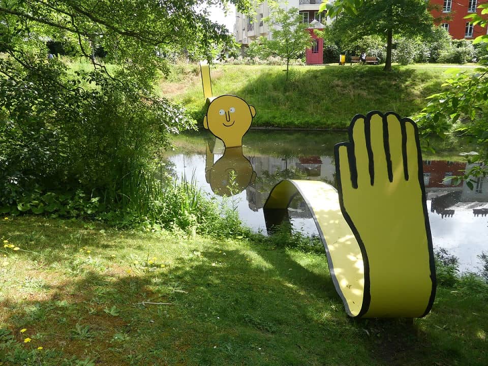 Figur von Jean Jullien im Botanischen Garten von Nantes