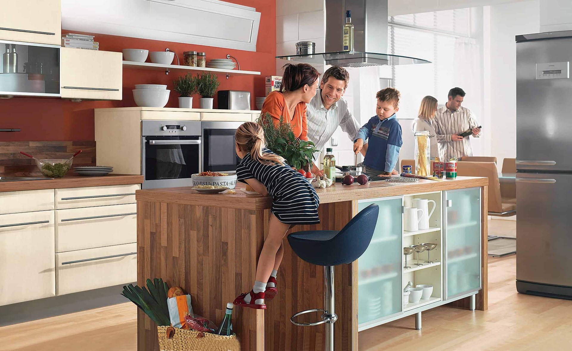 Küche richtig planen Bauherren sollten bei der Küchenplanung das sogenannte „Arbeitsdreieck“ berücksichtigen. Die Bereiche Kühlen, Vorbereiten und Spülen bilden die drei essentiellen Arbeitszonen in der Küche und sollten hinsichtlich Größe und Position auf die Bedürfnisse der Nutzer abgestimmt sein. Bild: tdx/Küchen Quelle