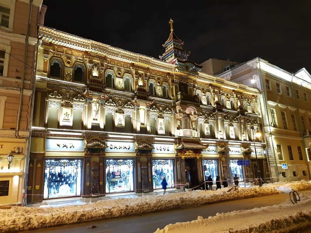 Beleuchtete Gebäude in der ganzen Stadt Moskau