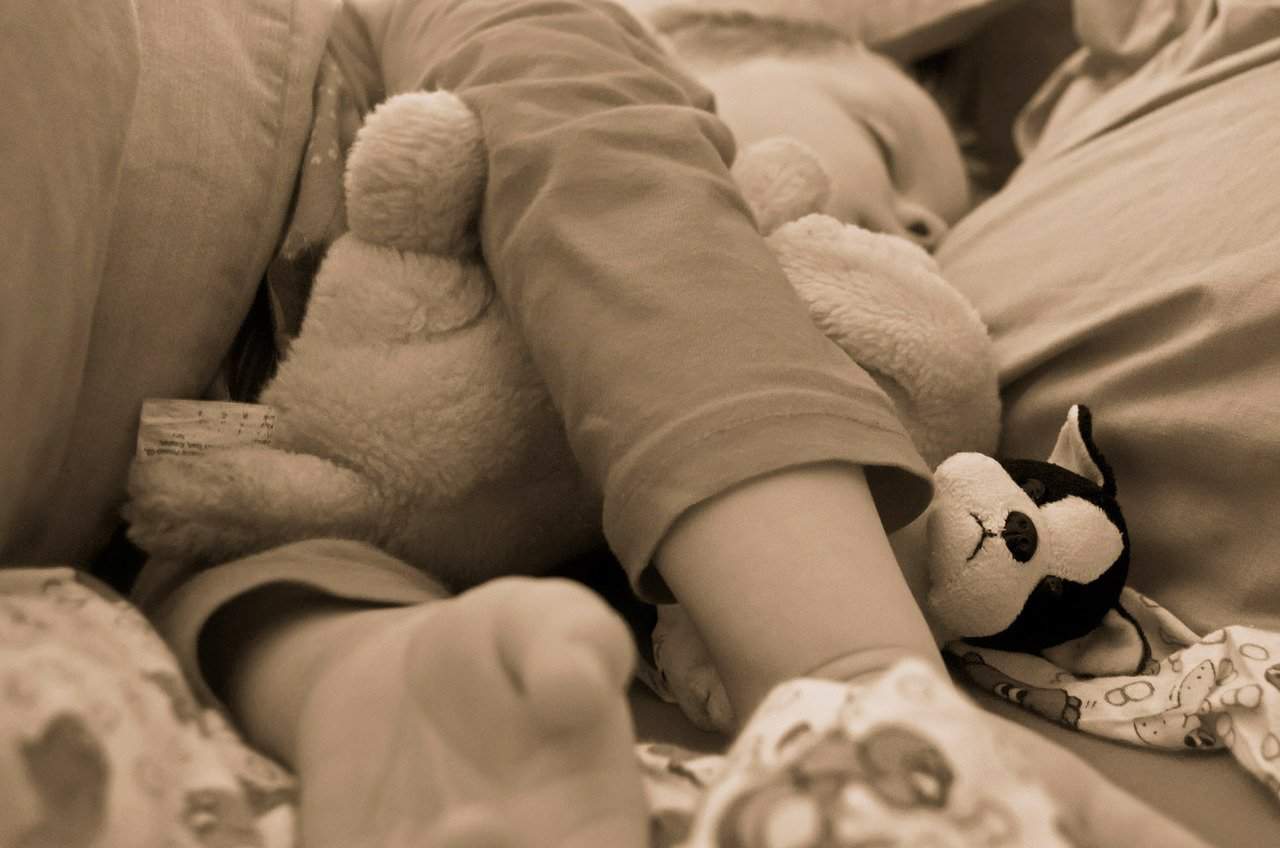 Kleinkind und Baby im Familienbett Kinder Baby Schlafen Entspannung Energie Müdigkeit
