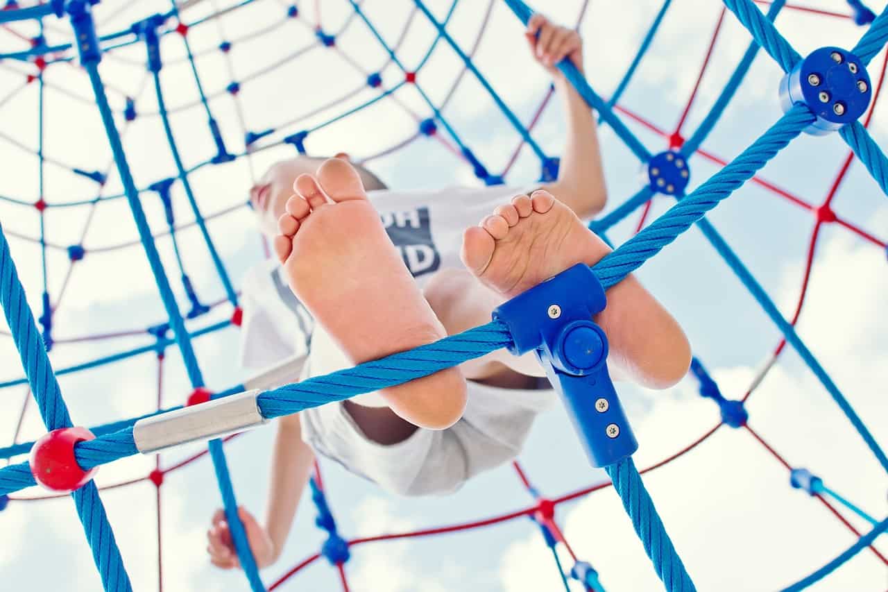 Spiel, Spaß und gute Laune beine hoch spielen kind fuß jung sommer