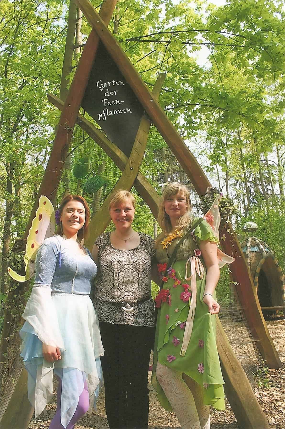 - Feengrottenchefin Yvonne Wagner mit Feen im Feenweltchen. Foto: Hans-Peter Gaul