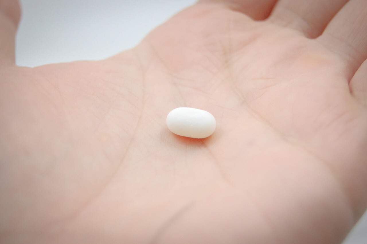Die Antibabypille – Sie ist die Nummer 1, wenn es um Verhütung geht – die Pille. tablet die hand hand tictac die pille sweet white