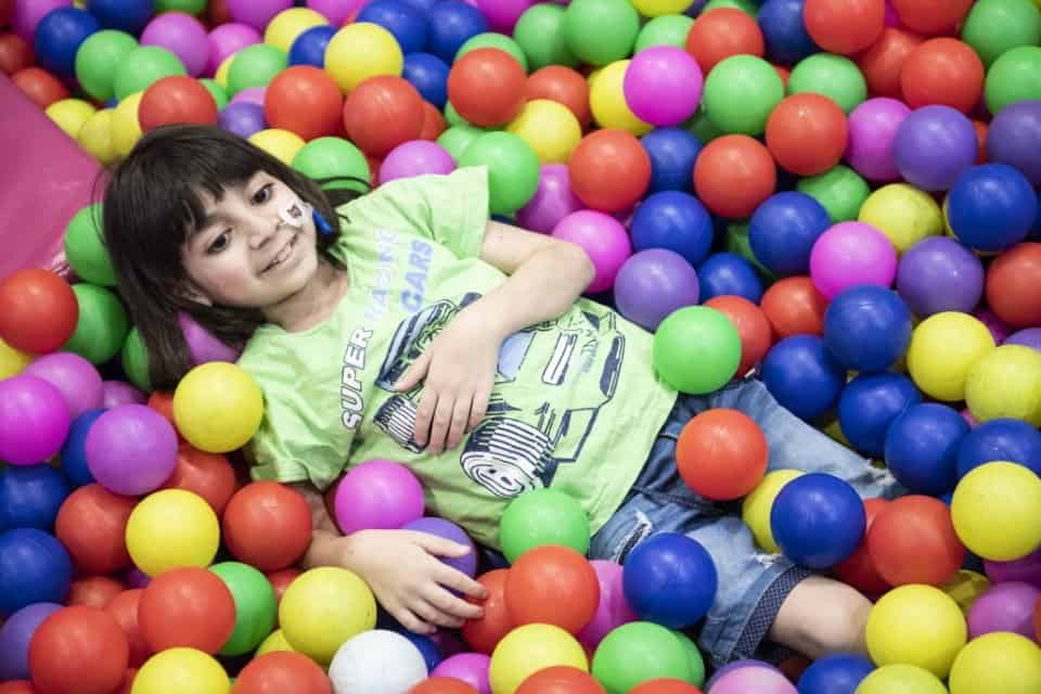 Die Behandlung rettet ihm das Leben Nach der Behandlung darf George zur Belohnung manchmal ins Spieleparadies. Foto: KHB/Meinrad Schade