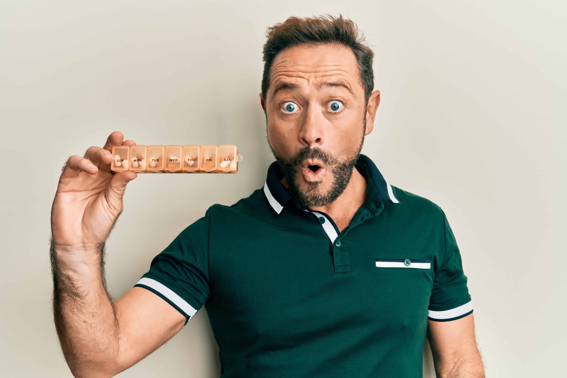 Die „Pille für den Mann“ – Erfahrungen eines Engländers – Ein Gespräch mit Clint Witchalls Middle age man holding pill organizer scared and amazed with open mouth for surprise, disbelief face