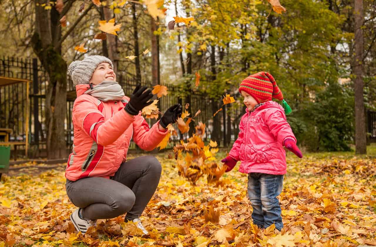 Dein Kind motivieren – Der Weg zum Erfolg führt über Lob und Freude und 7 Tricks, kinder mädchen blätter ahorn herbst oktober gelb