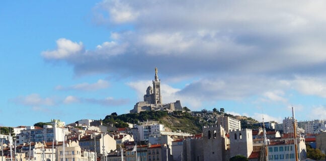 Unter mediterraner Sonne im Oktober Blick über den Alten Hafen, den Vieux Port. auf die Basilika Notre-Dame de la Garde