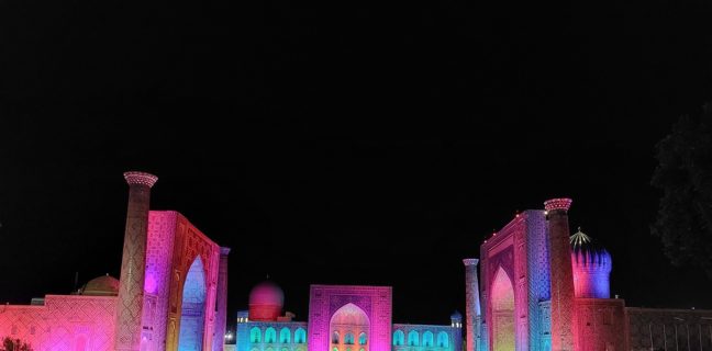 Buchara und Samarkand. Die Exotik von „Tausendundeine Nacht Das Herz von Samarkand: Der Registan-Platz mit drei Medresen. Foto: Dr. Ronald Keusch