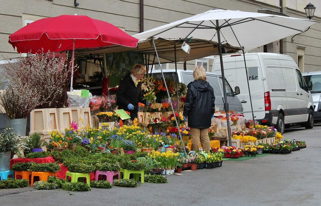 Existenzgründung Markt Markttag Blumenstand Marktschirme Verkauf