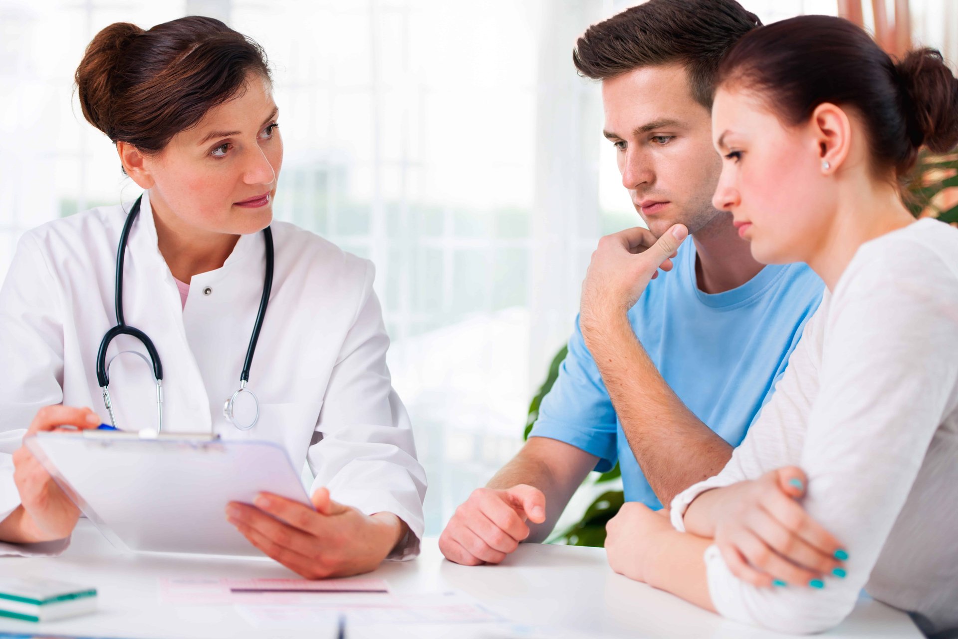 Präparate zur hormonellen Verhütung nicht einfach absetzen Doctor consults a young couple