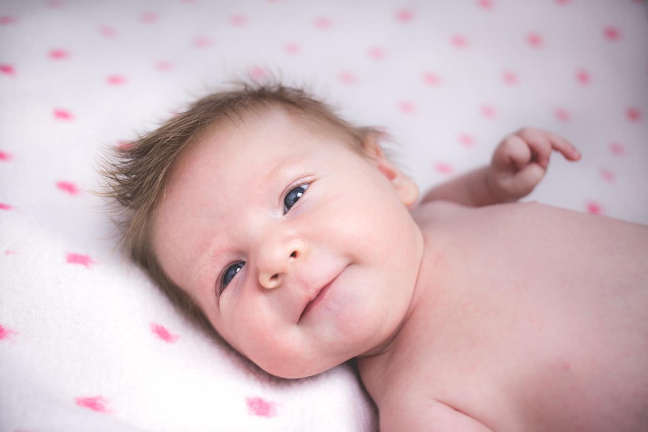 Wieso blinzeln Babys nicht – Babys sehen anders menschen baby decke junge kinder niedlich augen