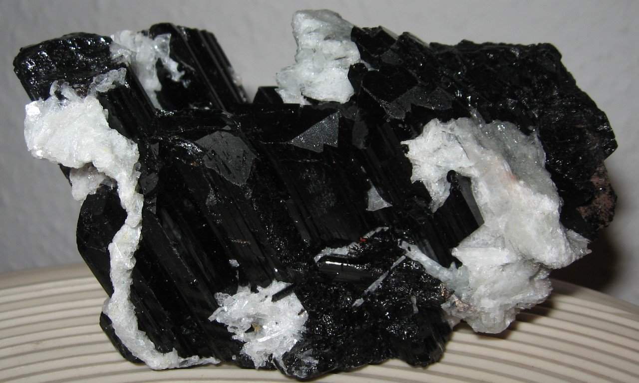 Der schwarze Turmalin als Stein des Friedens Schörl (schwarzer Turmalin) mit Cleavelandit aus Ibadan/Nigeria