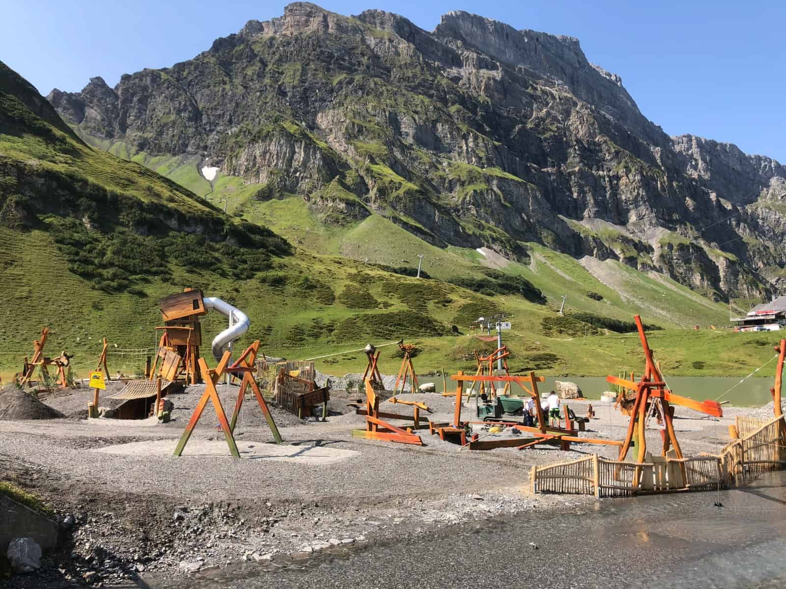 Spielplatz mit Bergkulisse