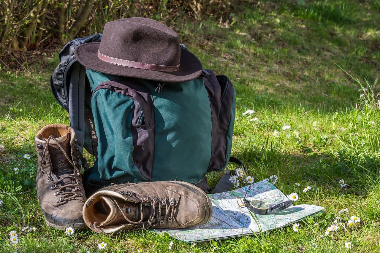 Freizeiten und Gastschulaufenthalte – Kinder im Ausland wandern landkarte orientierung wanderschuhe hut