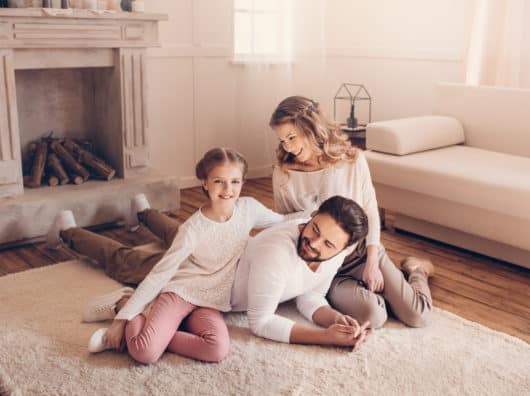 Bundesimmissionsschutzverordnung: Teurer Austausch von Kaminen ist oft nutzlos * Happy young family with one child spending time together at home