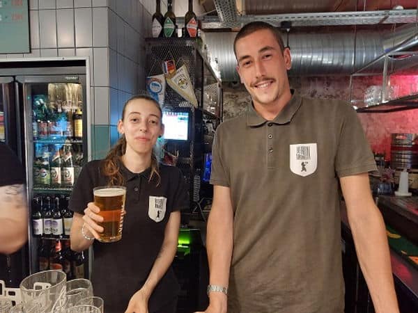 Manager Gabin Diebolt am Tresen des „Berlin 1989“