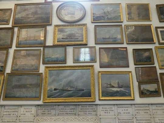 Votiv-Bilder an den Wänden der Basilika