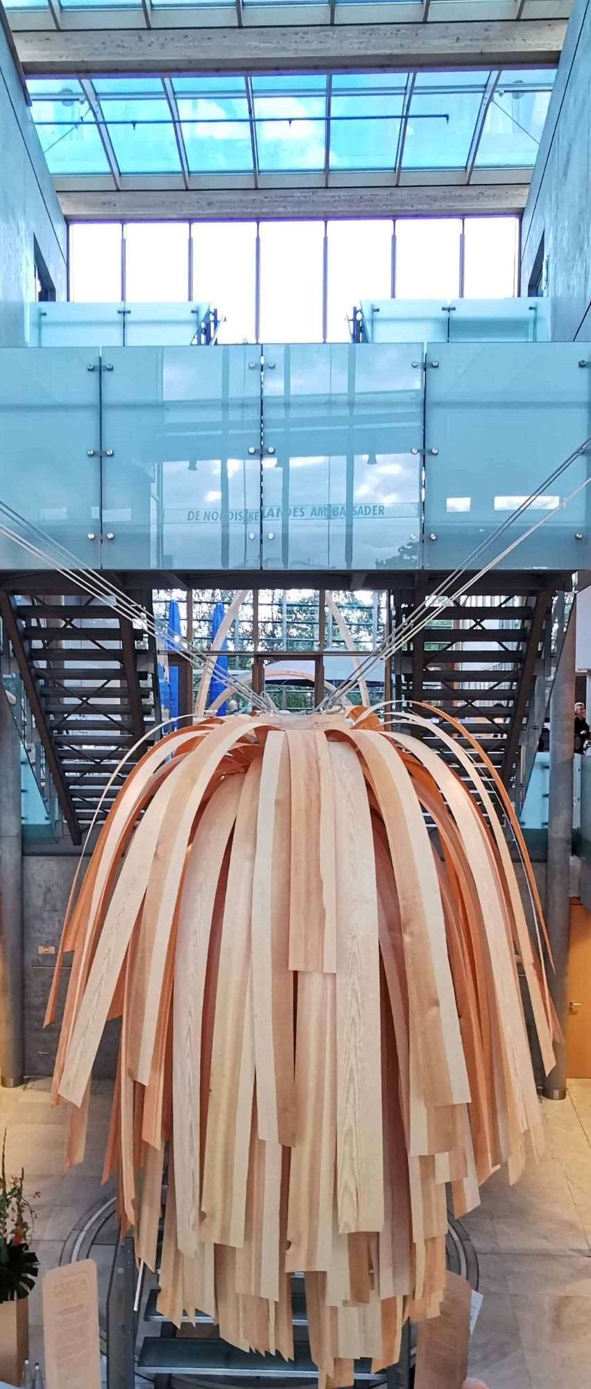 Holzskulptur un der Botschaft von Norwegen