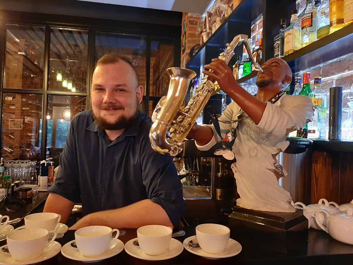 Barmann Iwan Gluschenko im Jazz-Lokal Stari Royal