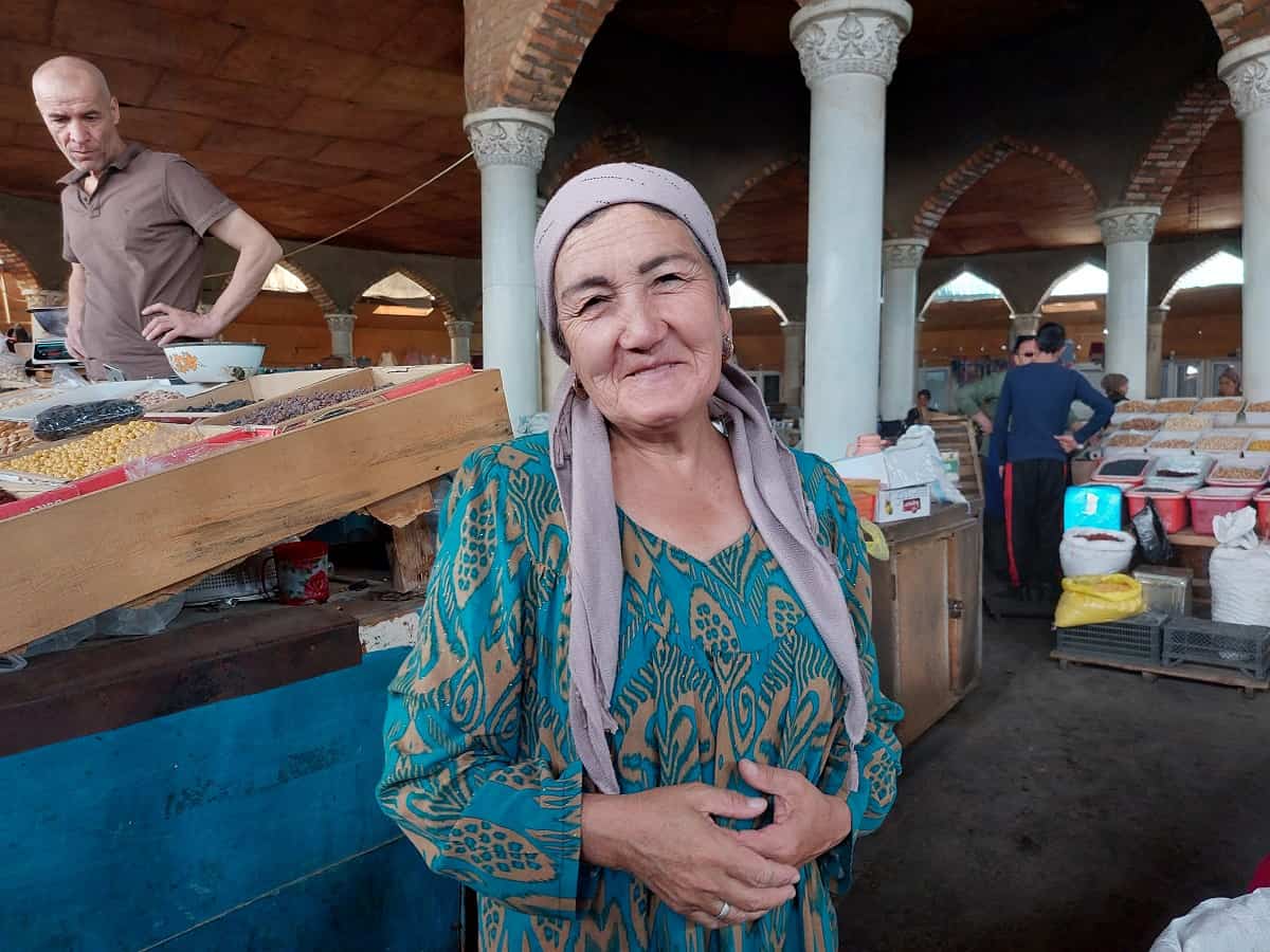 Händlerin auf dem Basar. Foto: Dr. Ronald Keusch