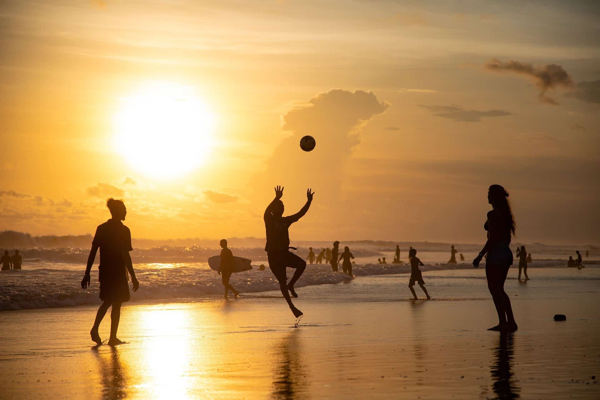 Mutter- und Vater-Kind-Kuren in Corona-Zeiten sonnenuntergang,volleyball,strand,silhouetten,beach volleyball,spielen,sonne,goldene stunde,meer,wellen,ozean,menschen,hintergrundbeleuchtung,sport,himmel,kugel,