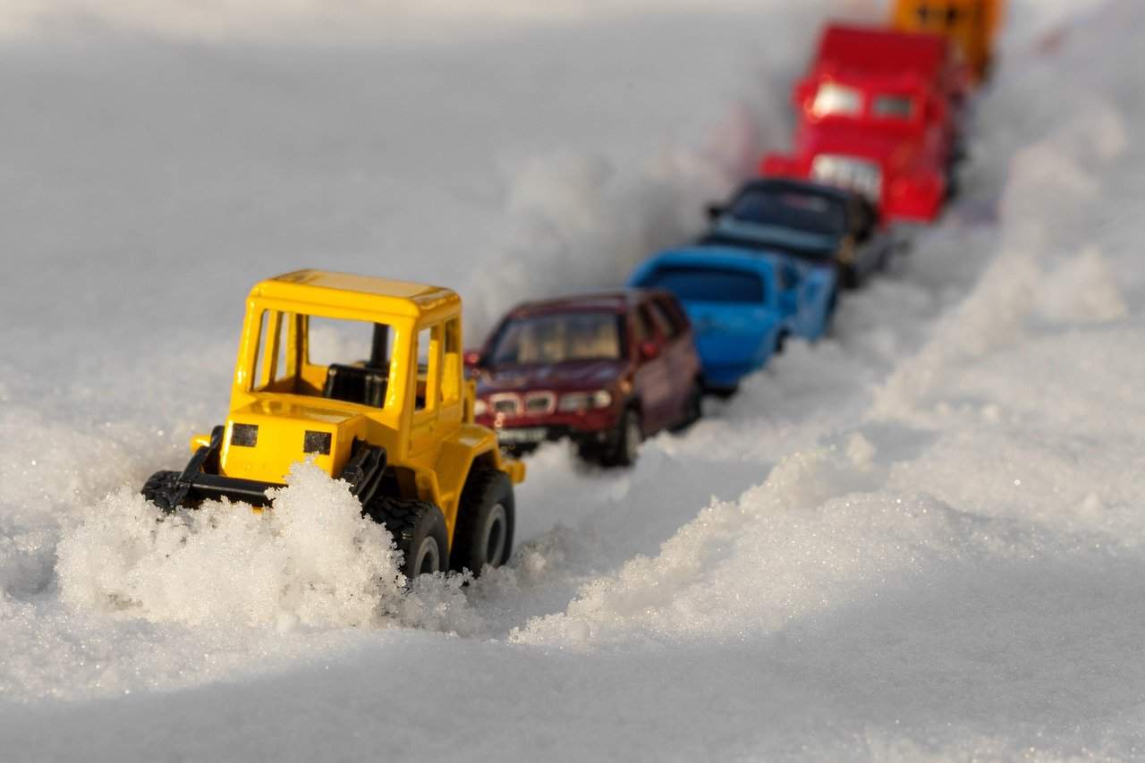 So kannst Du Dein Auto winterfest machen Stau Chaos Straße Schnee Winter Räumen Räumdienst