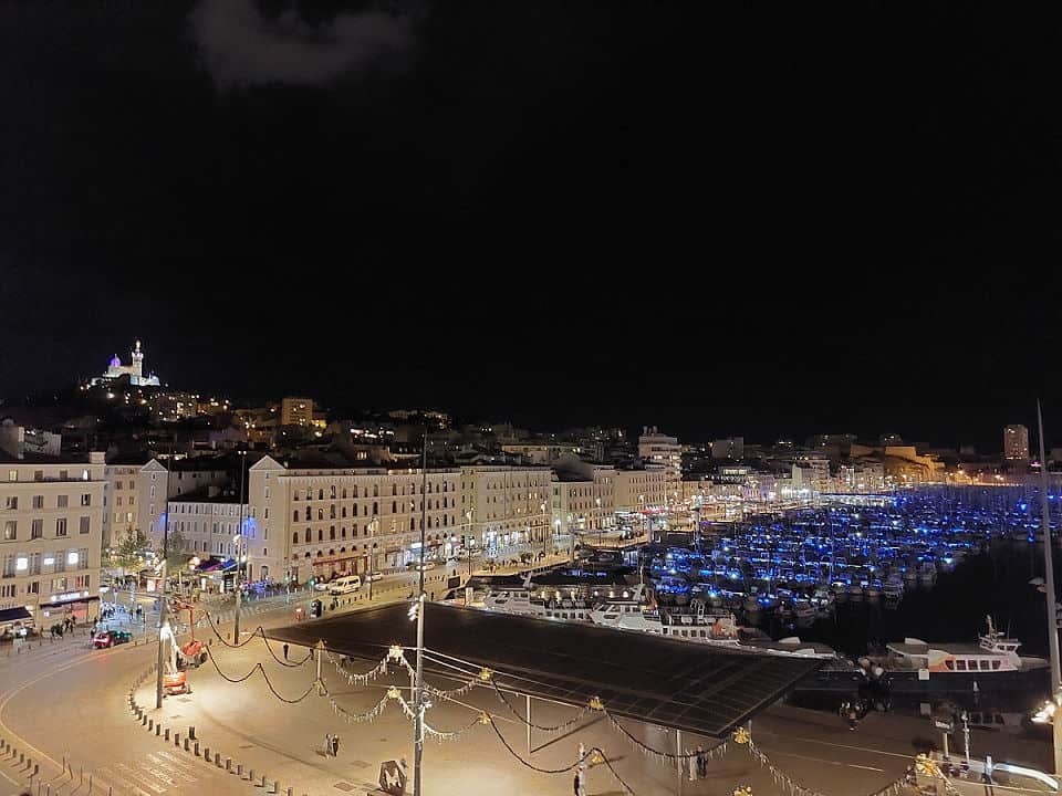 Blick vom Grand Hotel Beauvau auf die Basilika und den Alten Hafen