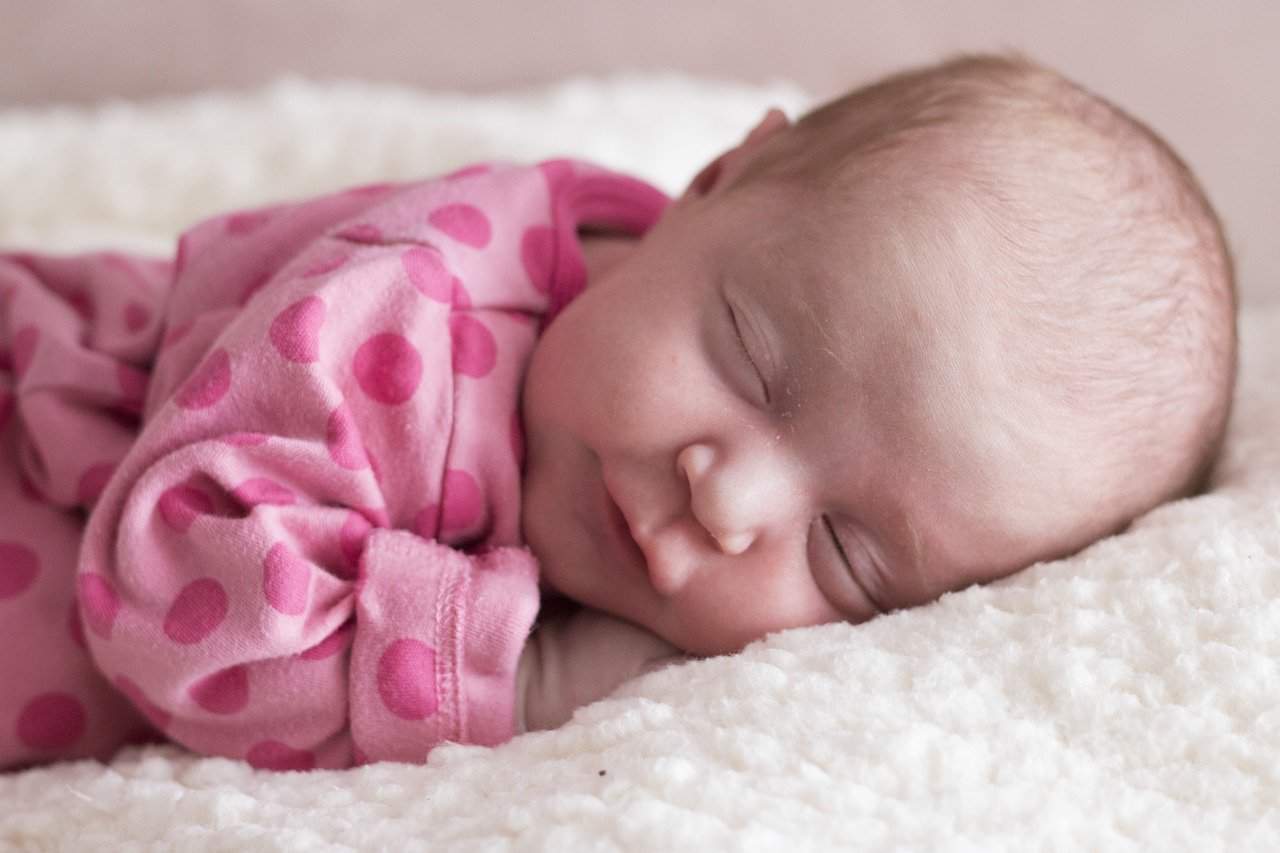 Babys Schlaf – Nützliche Tipps und Informationen Baby Neugeborene Schlafen Mädchen Rosa Bett