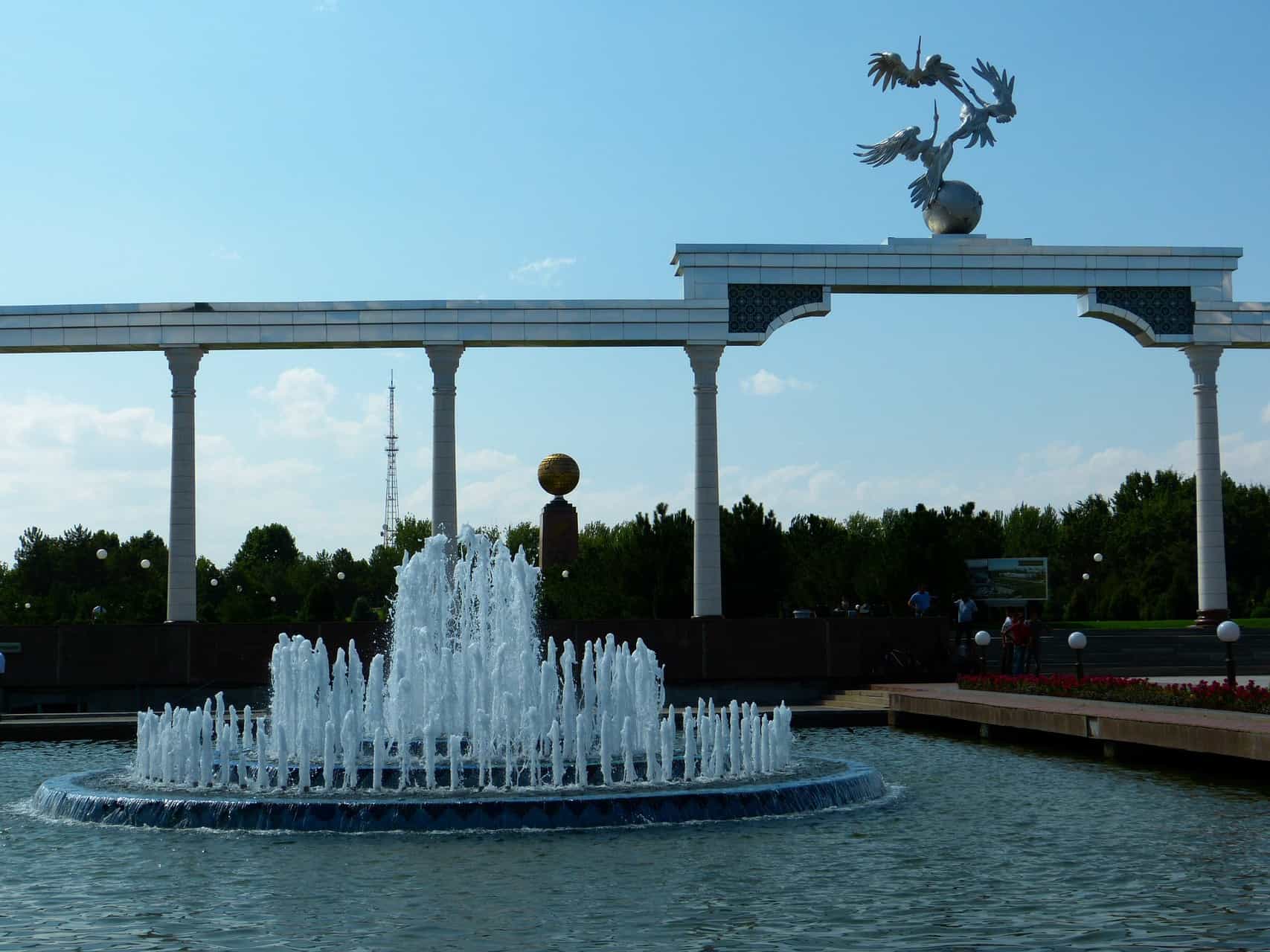 Denkmal in Tashkent auf dem Unabhängigkeitsplatz mit Wasserspiel in Usbekistan