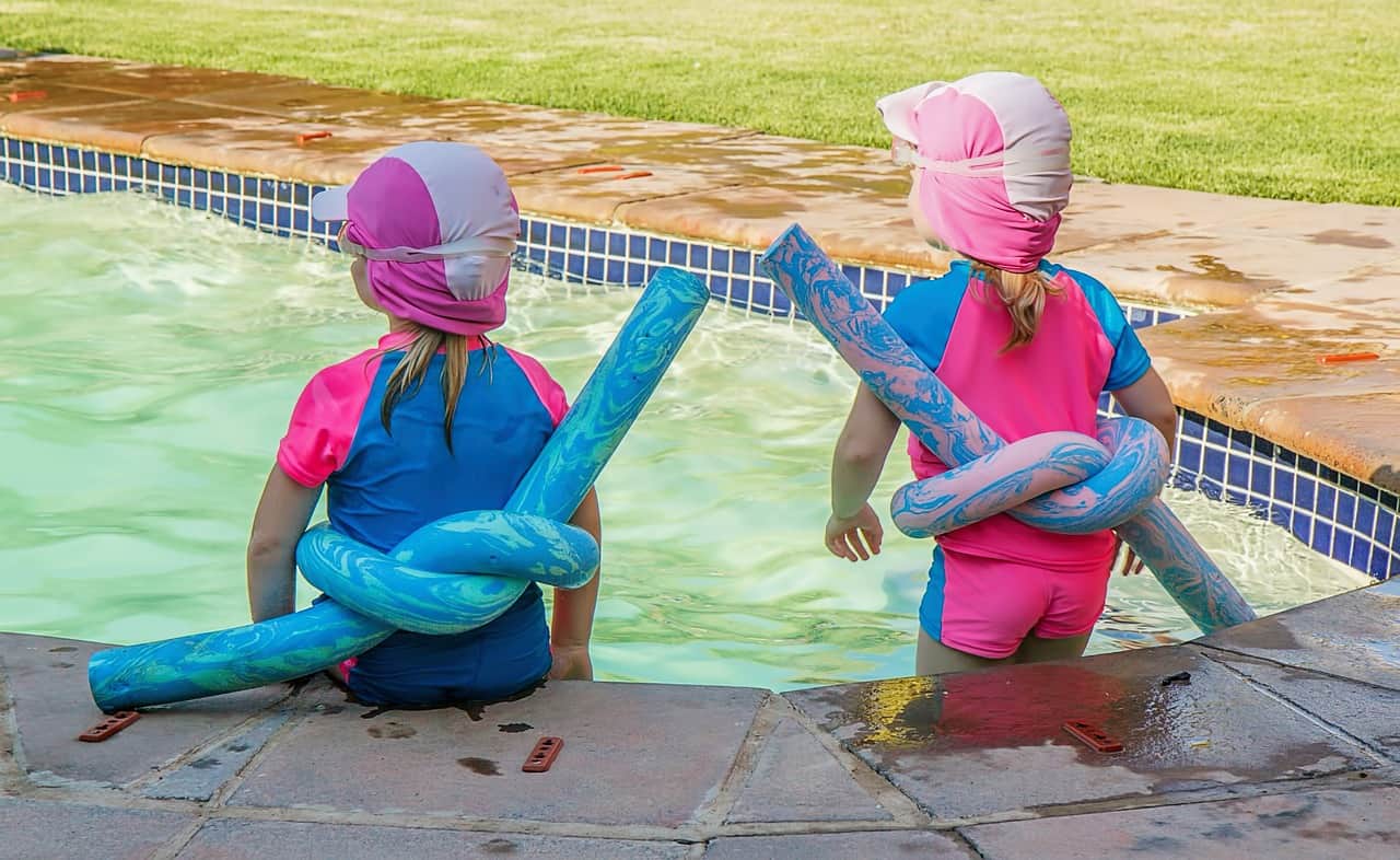 Pack die Badehose ein kinder schwimmbad spielen sonne sommer spaß