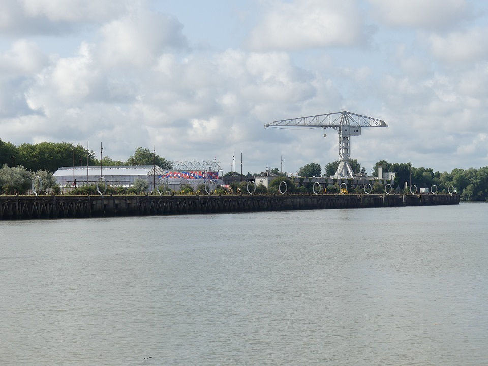 Blick vom Schiff auf die Nantes-Insel mit dem Titan-Kran und der Cantine du Voyage