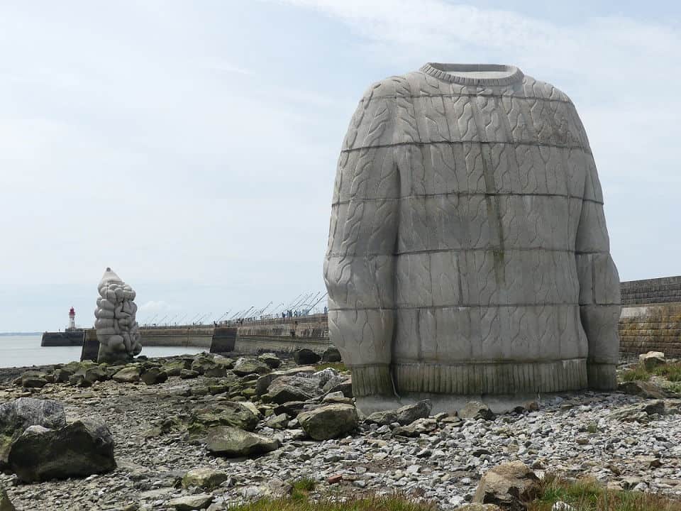 Der Pullover und das Verdauungssystem am Strand von Saint-Nazaire