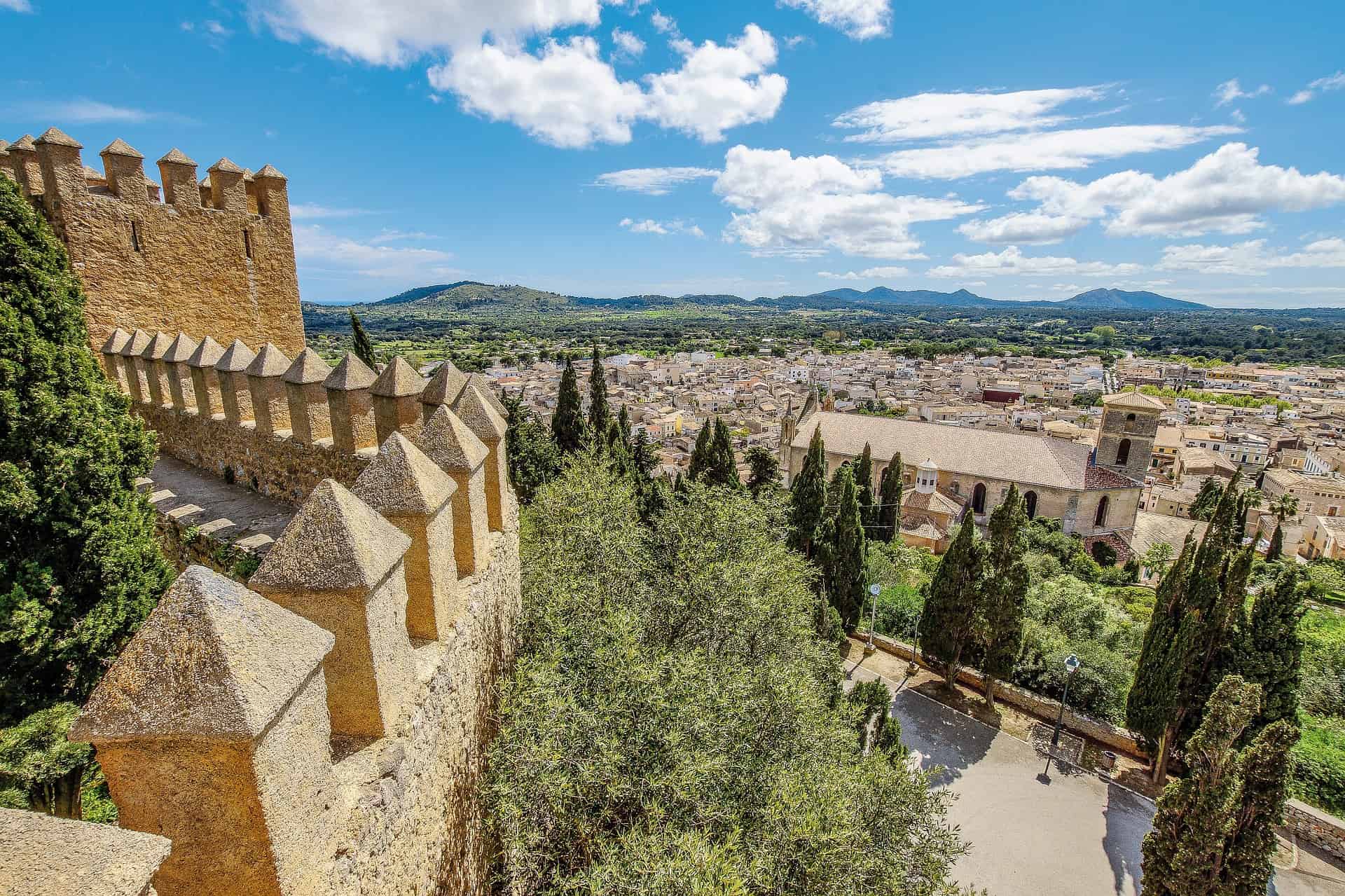 Artà Mallorca: Kirchen, Kunsthandwerk und Dämonen, Hexen und Prinzessinen Mallorca, Arta Altstadt eine Architektur wie aus dem Mittelalter