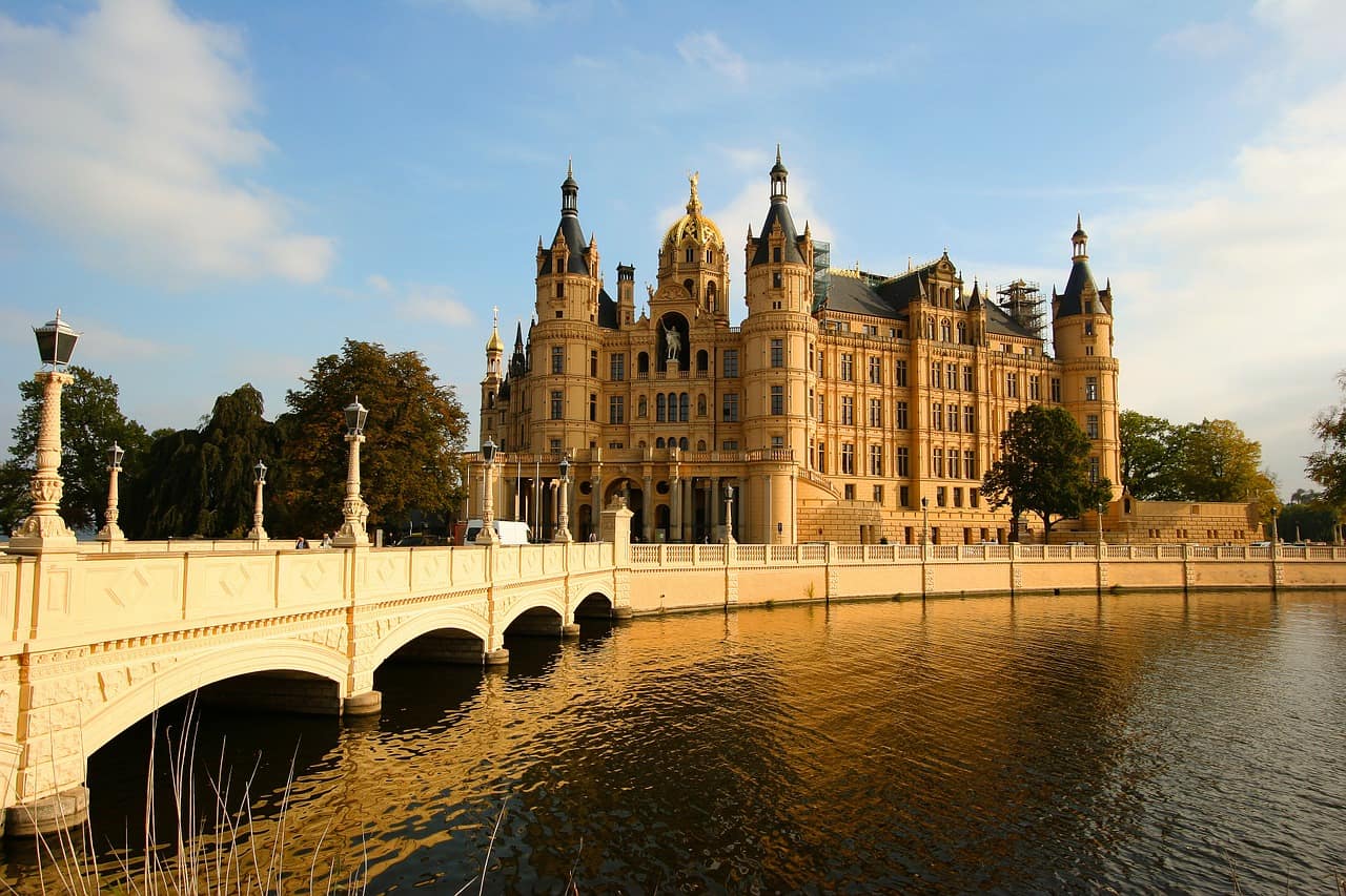 Schwerin – sieben Seen und ein Märchenschloss Ferienhaus mieten, brücke schloss schwerin brandenburg gold