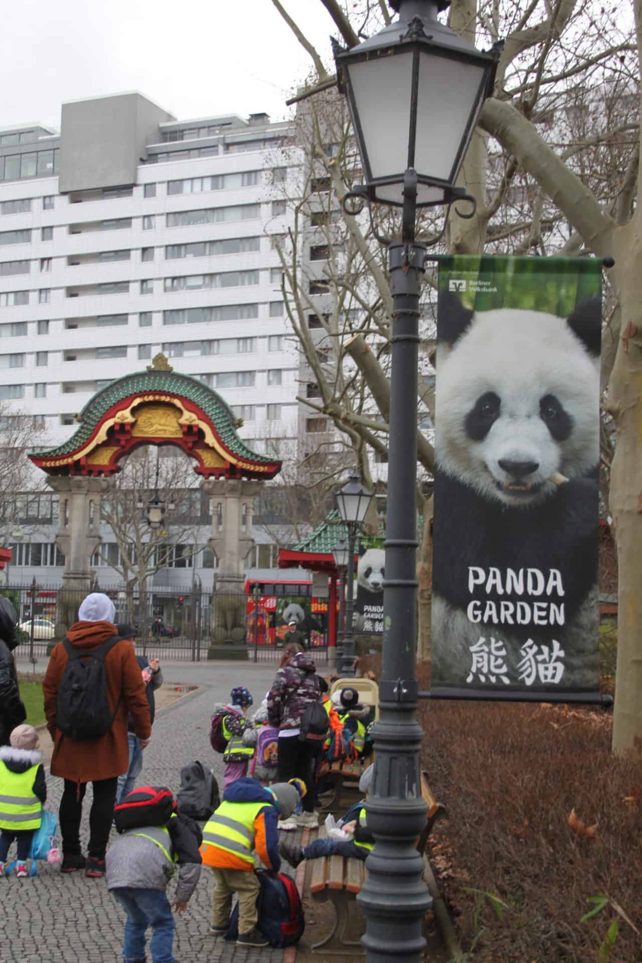 Kita-Gruppe am „Elefantentor“ im Zoo Berlin