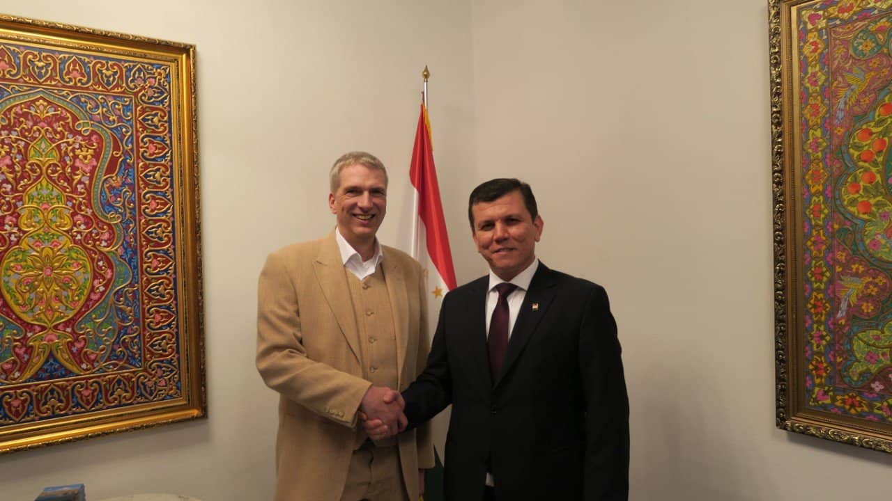 Tadschikistan SE Sohibnazar Gayratsho Botschafter der Republik Tadschikistan zusammen mit Stefan Fritsche Herausgeber Adeba.de