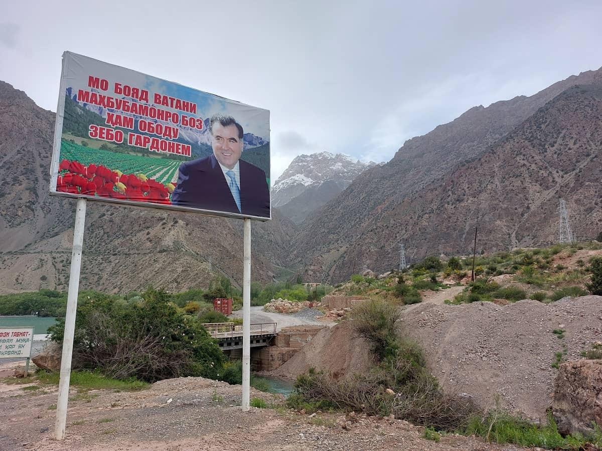 Plakatwand Rahmon. Foto: Dr. Ronald Keusch