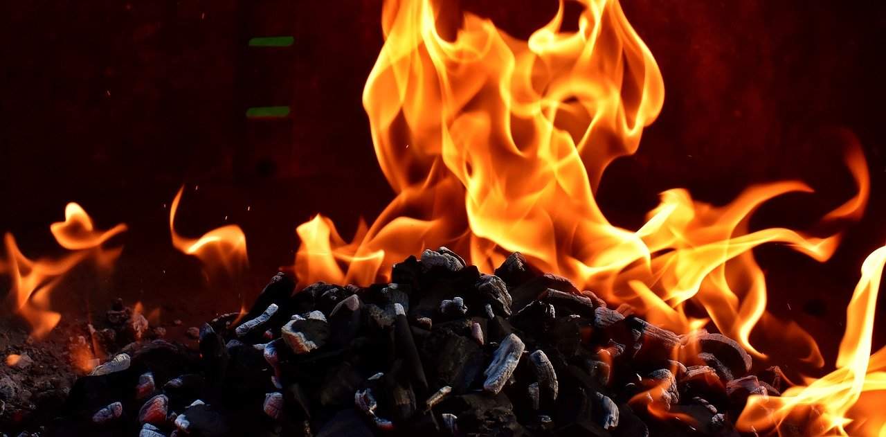 Spiritus – schwerste Verbrennungen beim Grillen! Feuer Flammen Kohle Brennen Heiß Stimmung