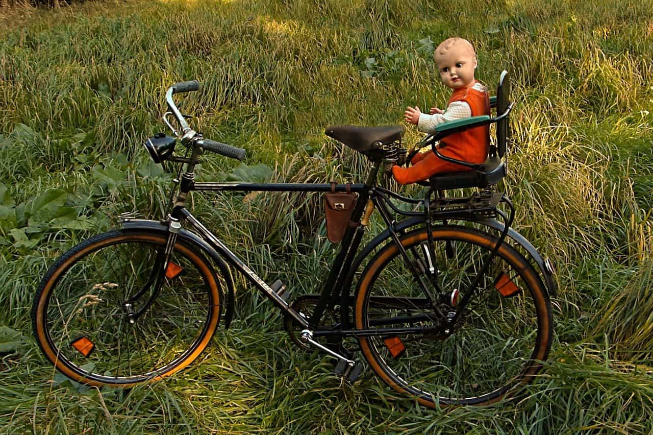 So findet Ihr den richtigen Kinderautositz Fahrrad Alt Puppe Kindersitz