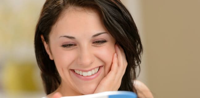 Studie zu Kinderwünschen wurde vorgestellt. Delighted woman holding pregnancy test